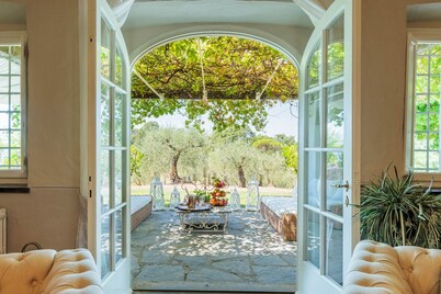 Villa Noa, Romantic 8 bedroom Luxury Farmhouse with Private Pool on the Lucca Hills