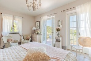 8 slaapkamers, een strijkplank/strijkijzer, beddengoed