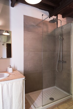 Een douche, een haardroger, een bidet, handdoeken