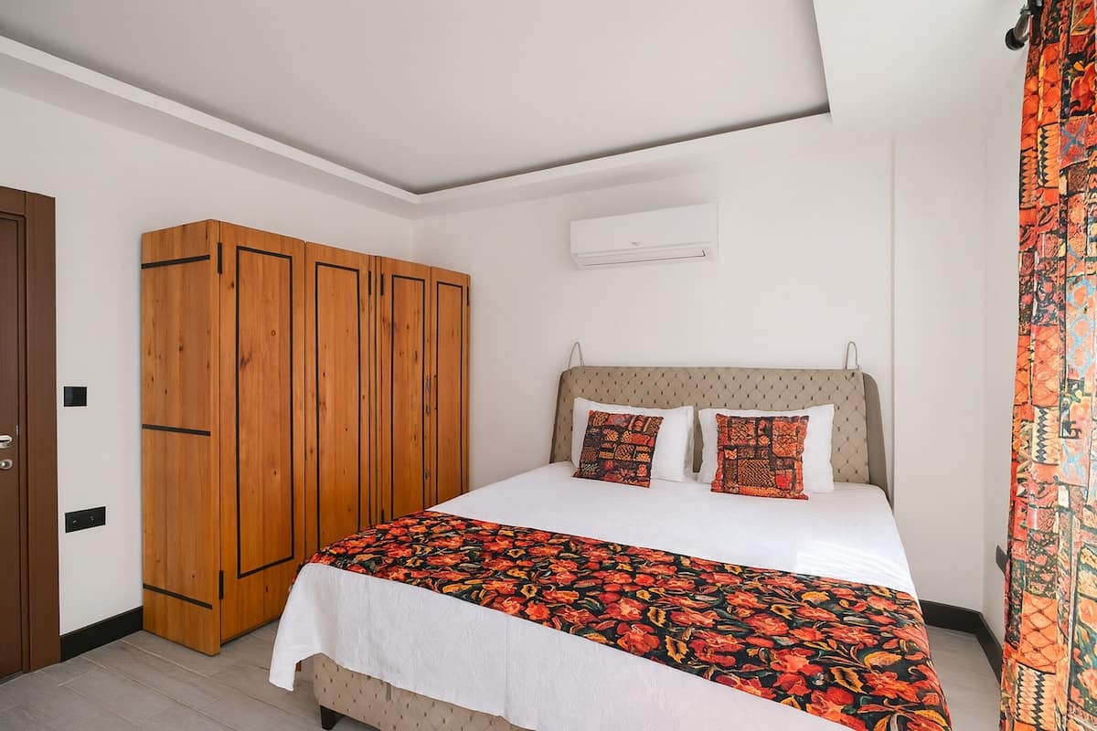 Habitación familiar | Decoración personalizada, escritorio y espacio para trabajar con laptop