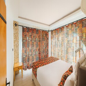 Decoración personalizada, escritorio y espacio para trabajar con laptop 