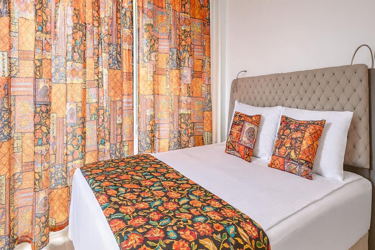 Habitación estándar | Decoración personalizada, escritorio y espacio para trabajar con laptop