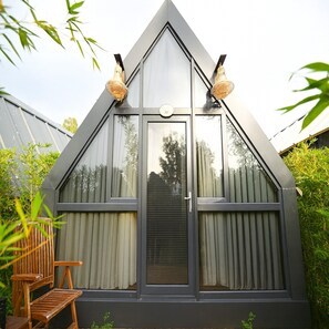 Estudio Deluxe | Decoración personalizada, escritorio y espacio para trabajar con laptop 