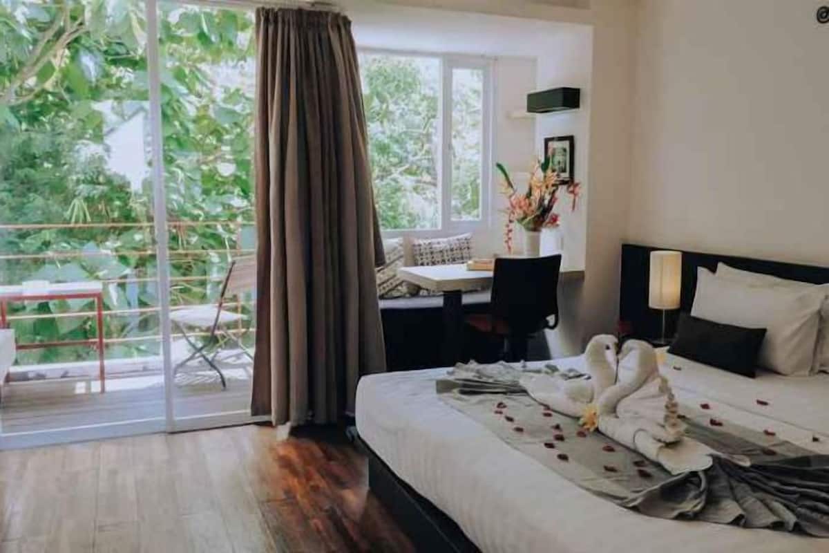 Luxe beddengoed, pillowtop-bedden, een bureau, een laptopwerkplek