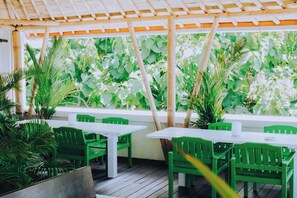 Outdoor pool, open 7:00 AM to 7:00 PM, sun loungers - Allia Residence Nusa Dua (Nusa Dua)