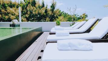 Een buitenzwembad, open van 07.00 uur tot 19.00 uur, en ligstoelen