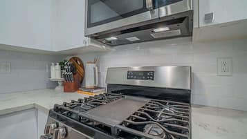 Een koelkast, een microgolfoven, een oven, een kookplaat