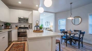 Kylskåp, mikrovågsugn, ugn och spishäll