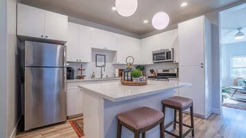 Een koelkast, een microgolfoven, een oven, een kookplaat