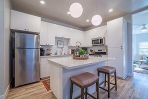 Jääkaappi, mikroaaltouuni, uuni, liesi