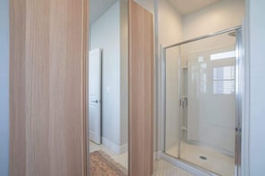 Douche, serviettes fournies, shampoing