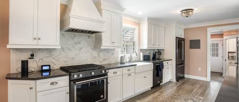 Een koelkast, een microgolfoven, een oven, een kookplaat