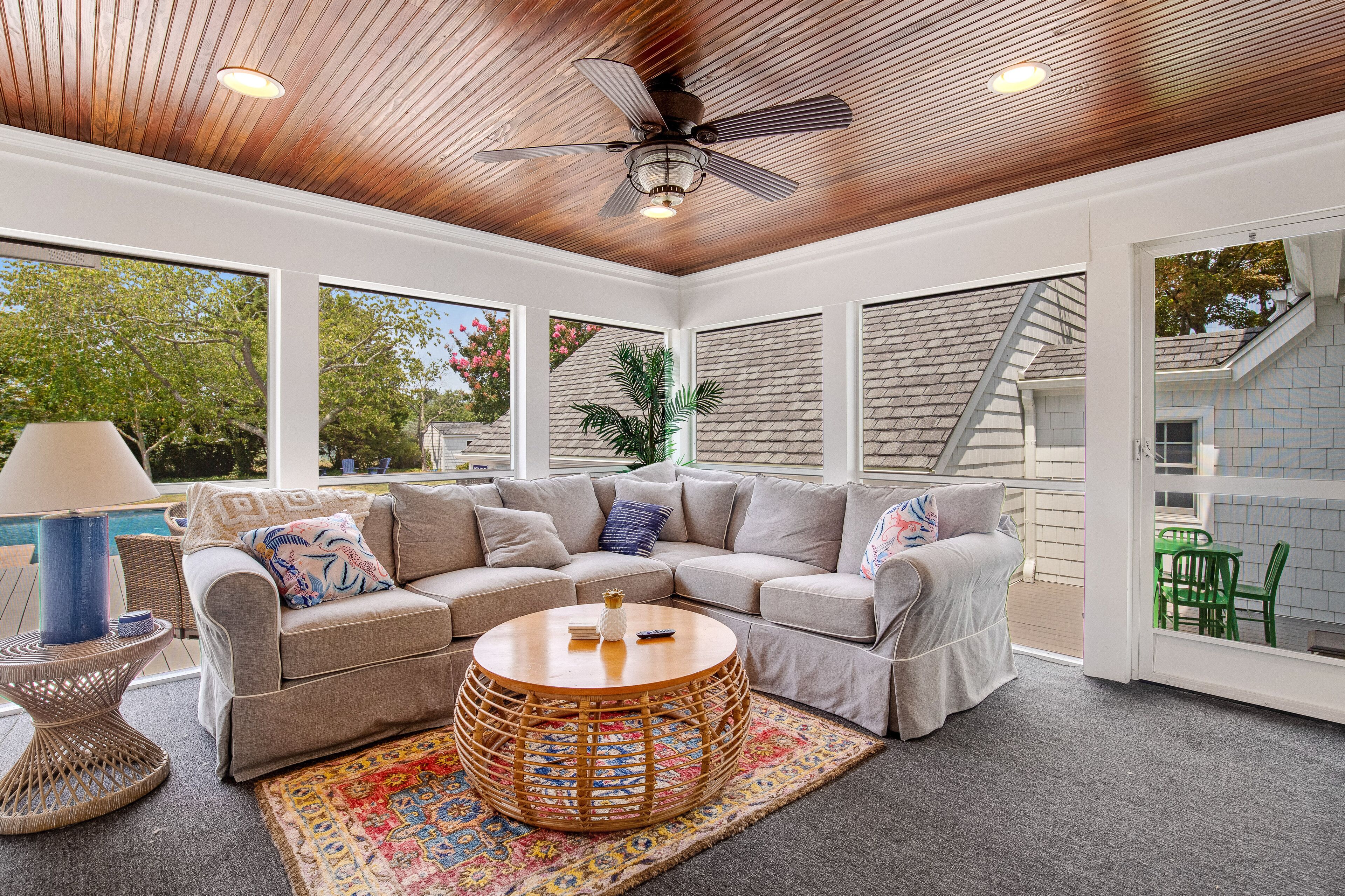 Télévision, cheminée, livres