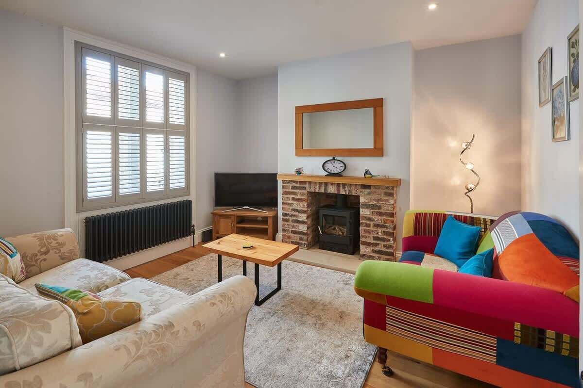 Télévision, cheminée, espaces bureaux