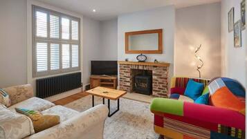 Télévision, cheminée, espaces bureaux