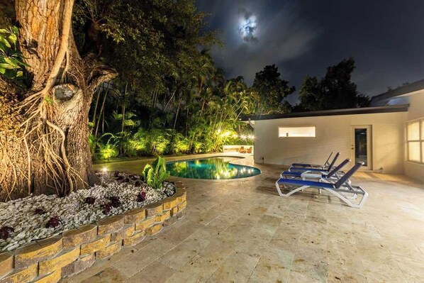 Outdoor pool, a heated pool