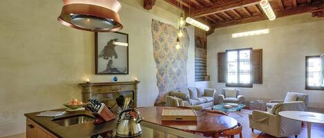 المنشأة من الداخل