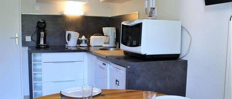 Kühlschrank, Mikrowelle, Ofen, Geschirrspüler