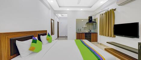 Minibar, individually furnished, desk, bed sheets