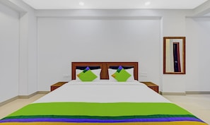 Habitación Deluxe | Minibar, mobiliario individual, escritorio y ropa de cama