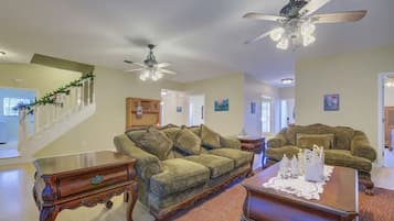 Een smart-tv en boeken