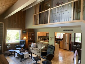 Smart-tv, een open haard, een dvd-speler en boeken