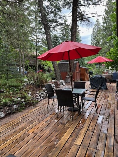 Cheerful 3 bedroom cabin with indoor fireplace