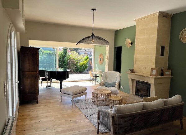 Smart-tv, een open haard en een printer