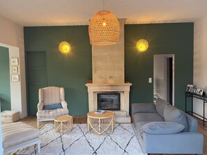 Smart-tv, een open haard en een printer