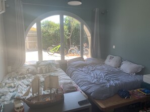 4 slaapkamers, een strijkplank/strijkijzer, gratis wifi, beddengoed