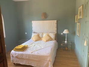 4 bedrooms, iron/ironing board, free WiFi, bed sheets