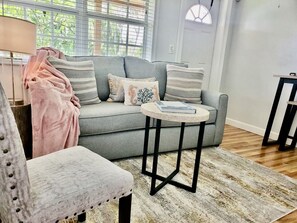 TV - Charming Cottage in heart of West Palm Beach (West Palm Beach)