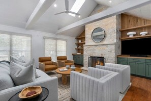 TV, caminetto, studio