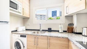 Een koelkast, een microgolfoven, een kookplaat