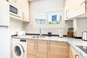 Geladeira, micro-ondas, cooktop, cafeteira/chaleira