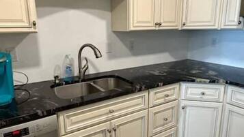 Réfrigérateur, lave-vaisselle, cafetière-théière, grille-pain