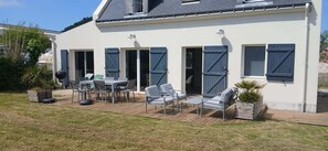 Outdoor dining - NEW DETACHED HOUSE 4 BEDROOMS GARDEN SAUZON BEAUTIFUL ISLAND AT SEA (Sauzon)
