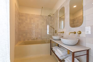 Ensemble douche/baignoire, sĂšche-cheveux, serviettes fournies, savon