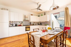 Réfrigérateur, four à micro-ondes, surface de cuisson, lave-vaisselle