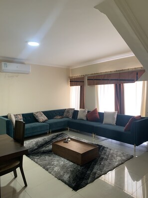 TV - This stylish apartment is close to everything, making it easy to plan your visit (Accra)