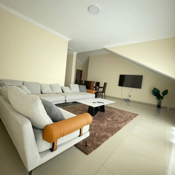 TV - This stylish apartment is close to everything, making it easy to plan your visit (Accra)