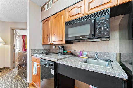 Family Apartment | Private kitchen | Full-size fridge, microwave, stovetop, dishwasher