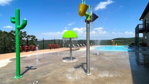 A water play area with multiple water jets and a pool. - Eagle's View - No Stairs - Minutes to SDC (Branson)