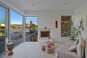 Smart TV, fireplace