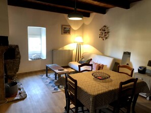 TV connectée, lecteur de DVD, livres