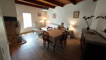 Smart-tv, een dvd-speler en boeken