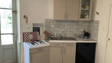 Een koelkast, een microgolfoven, een oven, een kookplaat