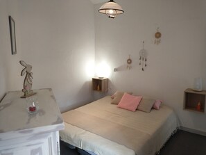 2 bedrooms, iron/ironing board, free WiFi - Village house, Gîte classé *** in the heart of the most beautiful sites in the Ardèche (Grospierres)