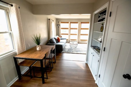 Interior. 2BD, 1BA Home. 5-10 Minutes to ANYWHERE in JCMO!