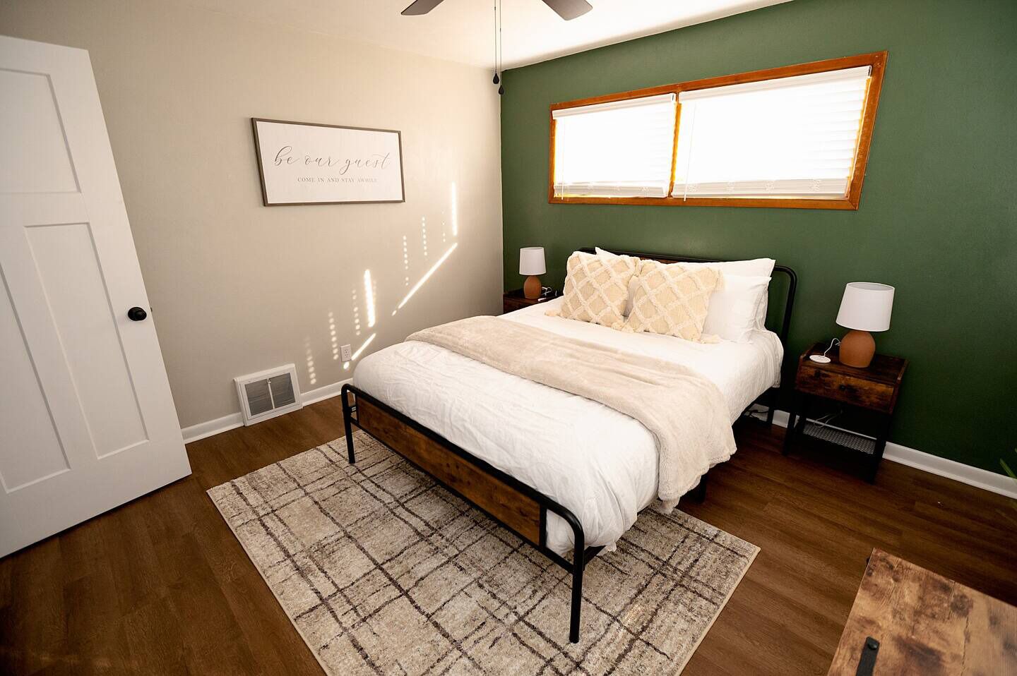 2 habitaciones, escritorio y tabla de planchar con plancha 